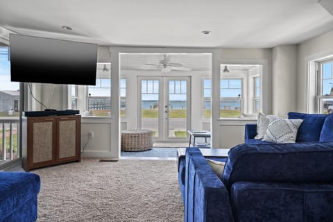 Touch of Grey- Waterfront, Pet Friendly House in Chincoteague Island