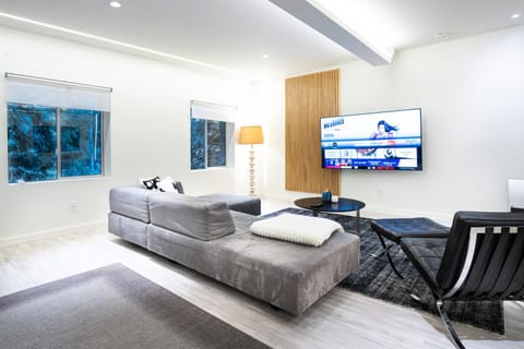 Modern Loft with Park Like Setting View Apartment in Kirkland