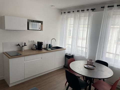 Kitchen or kitchenette, Dining area, stove