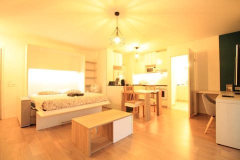 Photo of the whole room, Seating area