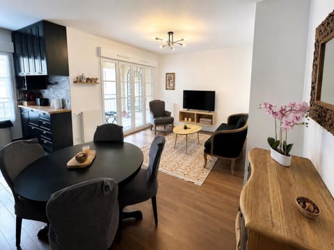 Communal lounge/ TV room, TV and multimedia, Living room, Dining area