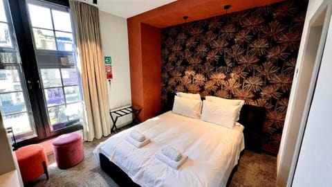 Bed, Living room, Photo of the whole room, Seating area, Bedroom