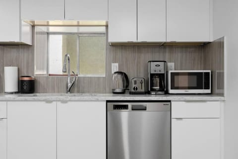 Cozy BSMT suite Near UBC, Kits, and DT Vancouver House in Vancouver