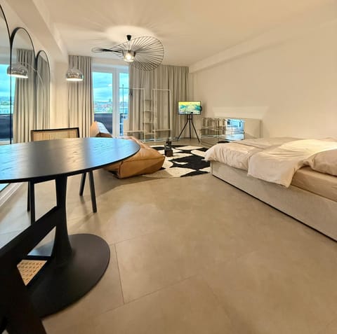 Bed, Living room, Photo of the whole room, Seating area, Dining area, Bedroom