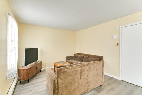 Near Hospitals Home with Yard in Albany! House in Albany