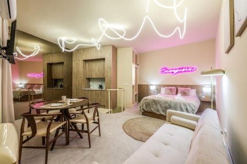 Bed, Kitchen or kitchenette, Dining area