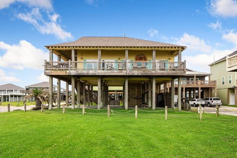 Shower, Property building, Hot Tub, Beach, Parking