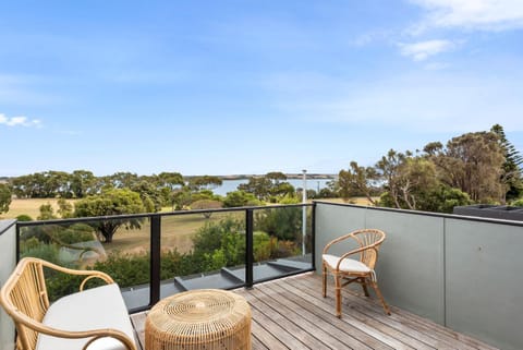 View (from property/room), Balcony/Terrace, Seating area