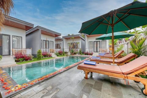 Property building, Swimming pool, sunbed
