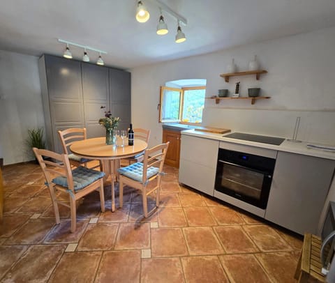 Kitchen or kitchenette, Seating area, Dining area, pet friendly, stove