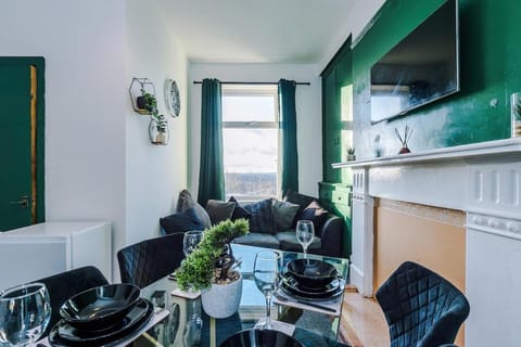 TV and multimedia, Living room, Seating area, Dining area