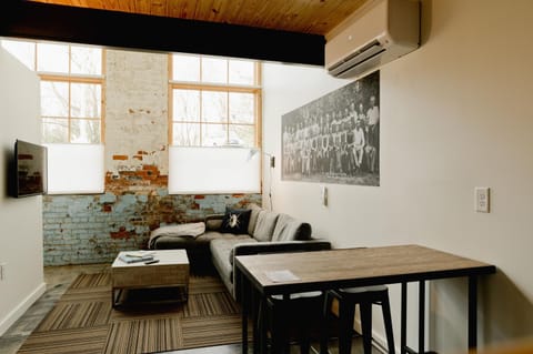 TV and multimedia, Living room, Seating area, air conditioner