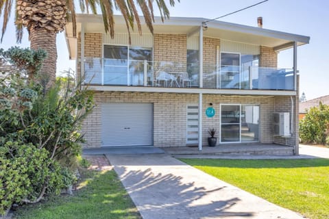Property building, Facade/entrance, Garden view, Parking