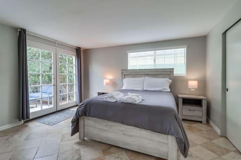 Steps to ocean & bay large patio 4 parking spots House in Mission Beach