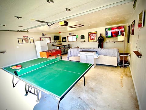 Communal lounge/ TV room, Darts, Game Room, Table tennis, TV and multimedia, Lounge or bar