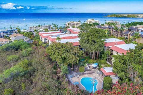 Kailua Village 2BR with AC, Pool and Parking, Walk to Oceanfront Apartment in Holualoa