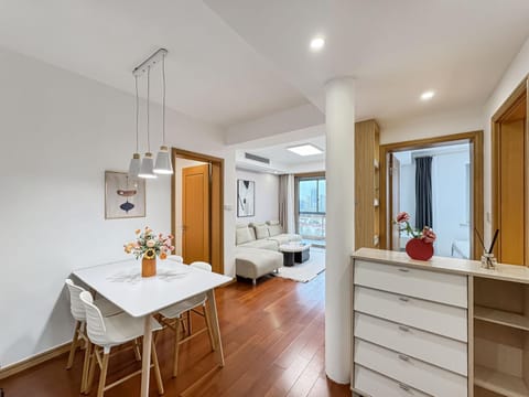 Living room, Photo of the whole room, Seating area, Dining area, Bedroom