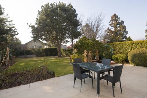 Garden, Seating area, Dining area, Garden view