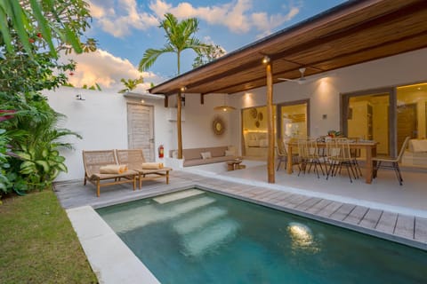 Property building, Dining area, Pool view, Swimming pool, sunbed