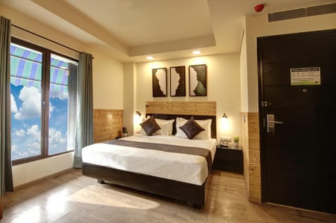 Bed, Photo of the whole room, Decorative detail, Bedroom, City view, wardrobe, air conditioner