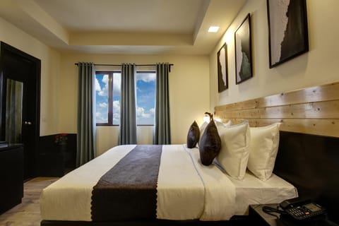Bed, Photo of the whole room, Decorative detail, Bedroom, wardrobe