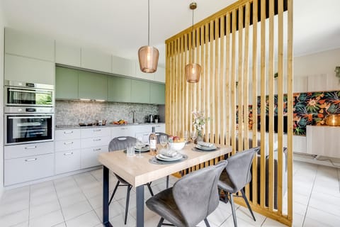 Kitchen or kitchenette, Dining area