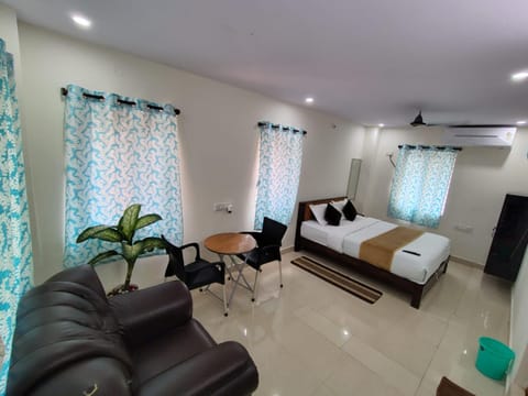 Bed, TV and multimedia, Living room, Photo of the whole room, Seating area, Bedroom, air conditioner