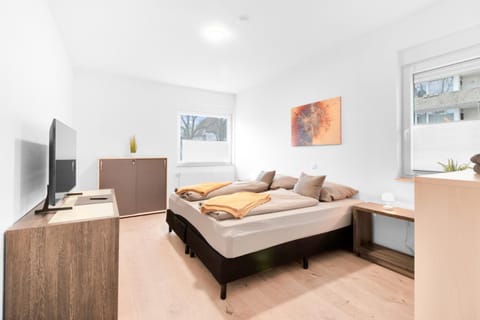 Bed, TV and multimedia, Bedroom