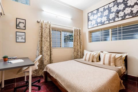 Bed, Photo of the whole room, Seating area, Bedroom