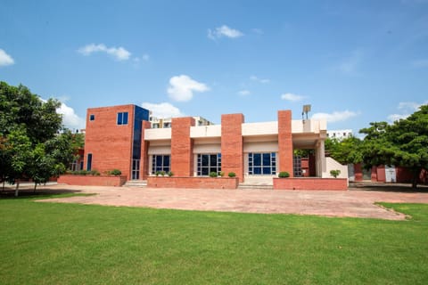 Palm Familia-6BHK Italian Farmhouse with Cook Villa in Jaipur
