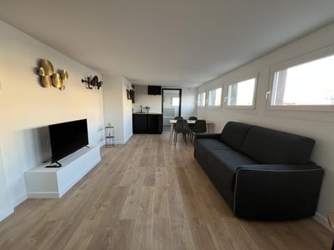 Communal lounge/ TV room, Living room