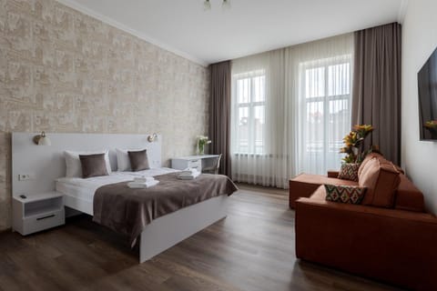 Bed, TV and multimedia, Photo of the whole room, Seating area, Bedroom
