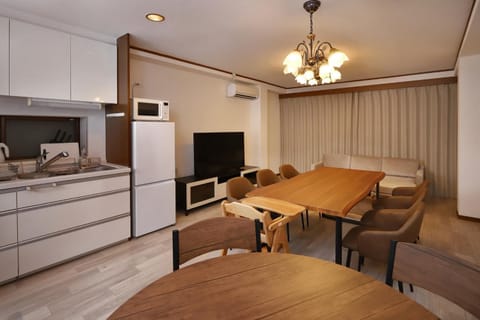 Communal lounge/ TV room, TV and multimedia, Kitchen or kitchenette, Living room, Seating area, Dining area, Evening entertainment, pet friendly