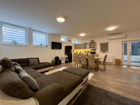TV and multimedia, Kitchen or kitchenette, Living room
