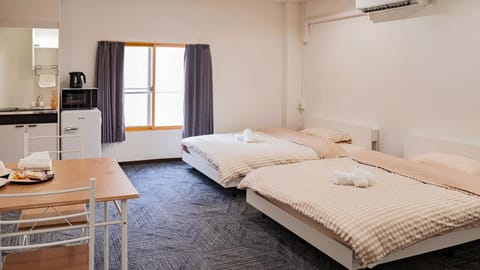 Bed, Kitchen or kitchenette, Living room, Food and drinks, Photo of the whole room, Seating area, Dining area, Bedroom, towels