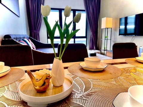 TV and multimedia, Living room, Food and drinks, Seating area, Dining area, Food, Breakfast, Continental breakfast