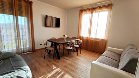 TV and multimedia, Living room, Seating area, Dining area