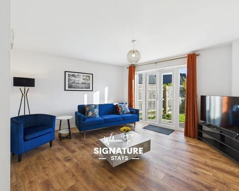 Communal lounge/ TV room, TV and multimedia, Living room, Seating area, Evening entertainment