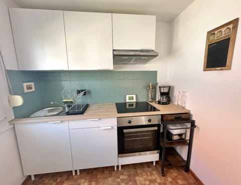 Coffee/tea facilities, Kitchen or kitchenette, oven, stove