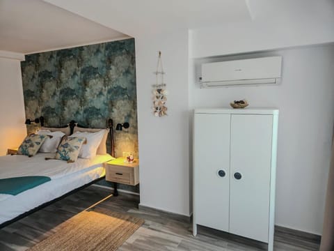 Bed, Bedroom, wardrobe, air conditioner