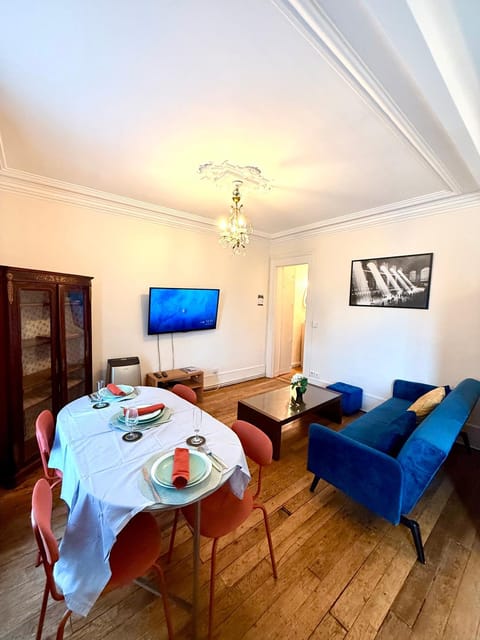 TV and multimedia, Living room, Seating area, Dining area