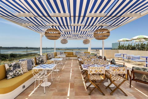Restaurant/places to eat, View (from property/room), Balcony/Terrace, Lake view, Sea view