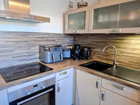 Coffee/tea facilities, Kitchen or kitchenette, oven, stove, toaster