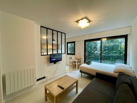 Bed, TV and multimedia, Photo of the whole room