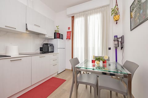 Coffee/tea facilities, Kitchen or kitchenette, Dining area, oven, pet friendly, stove, toaster, kitchen