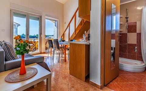 Bathroom, Kitchen or kitchenette, Living room, Photo of the whole room, Seating area, Dining area