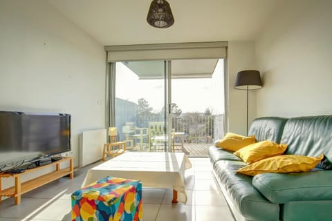 Communal lounge/ TV room, Natural landscape, TV and multimedia, Living room, Seating area, Evening entertainment, Mountain view