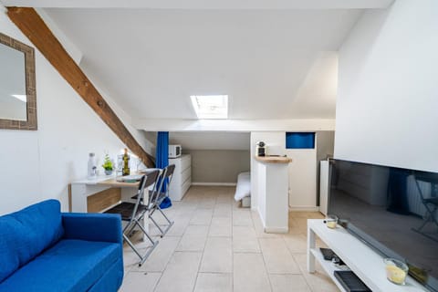 TV and multimedia, Kitchen or kitchenette, Living room, Seating area, Dining area