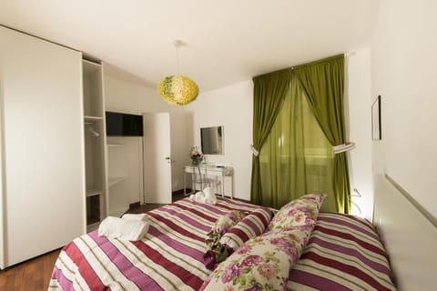 Bed, TV and multimedia, Photo of the whole room, Bedroom, wardrobe
