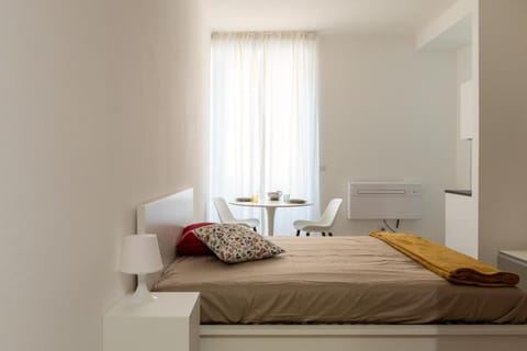 Bed, Living room, Photo of the whole room, Dining area, Bedroom